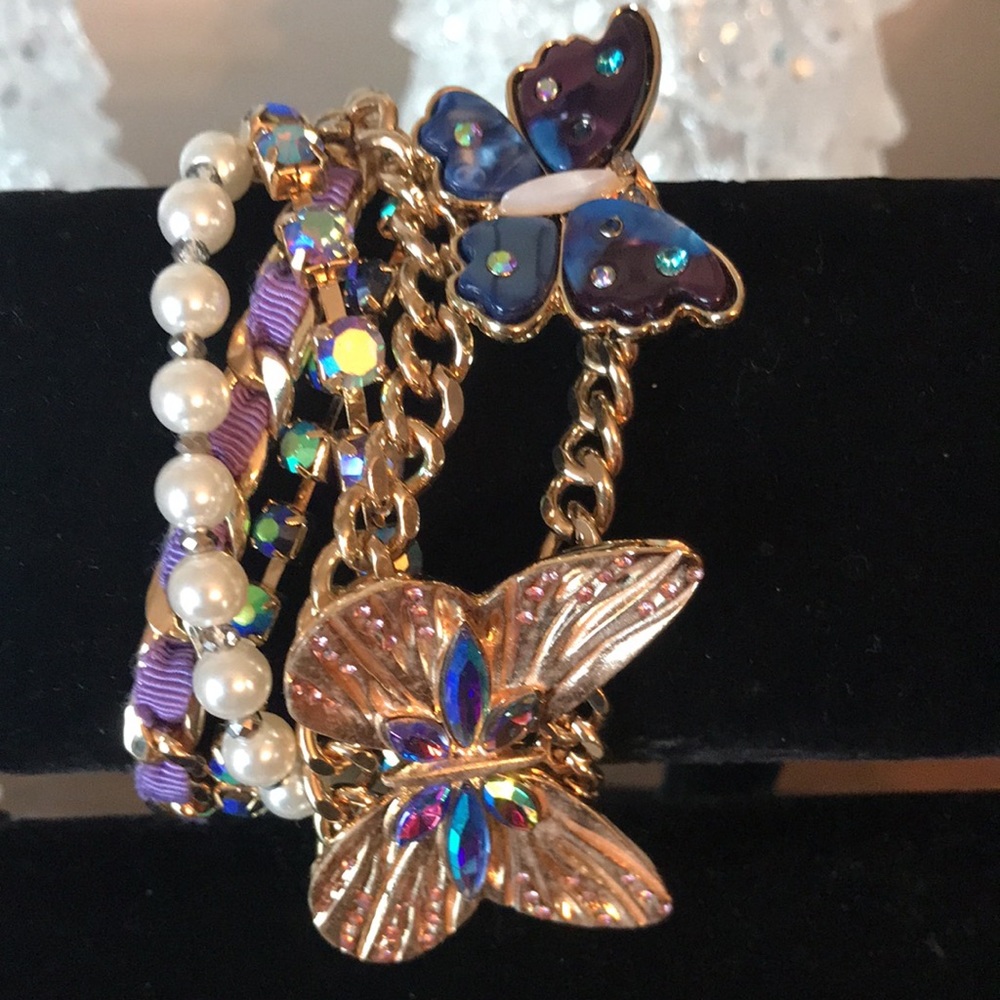 Authentic stunning Betsy Johnson Magnetic Bracelet. New with tag with velvet bag